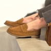 Come abbinare i jeans dritti anni '90 con scarpe artigianali italiane