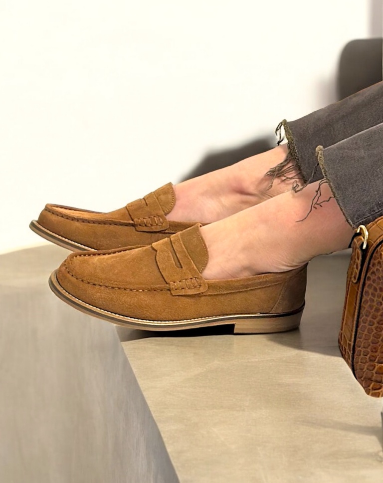 Come abbinare i jeans dritti anni '90 con scarpe artigianali italiane